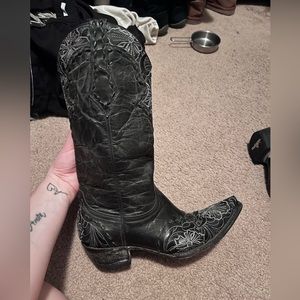 Beautiful floral black old gringo boots